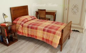 Letto singolo realizzato artigianalmente in legno massello di noce stile classico arte povera
